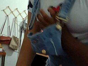 la chica de limpieza me saca dinero por ver su coño