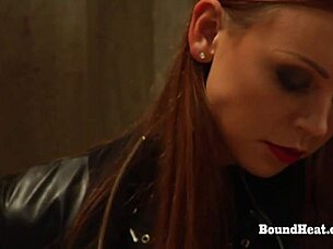 Erica uči robove strap-onu 😈