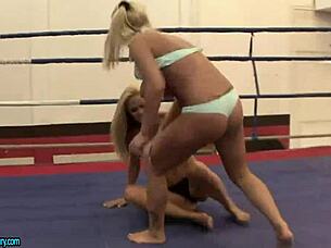 بلوندتان خارقتان في البيكيني يصارعن، يلعقن كس بعضهما بعاطفة