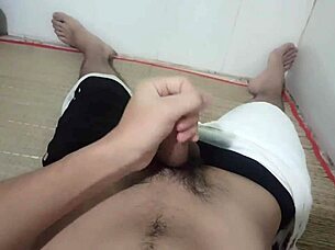 The narrator seeks a plump, robust individual for friendship via 0332861026.