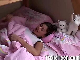 petite teen orgasms in bed, what a horny sight!