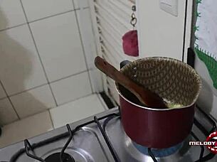 Loira Prepara Brigadeiro Gourmet E Se Lambuza Toda.