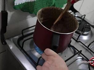 Loira Prepara Brigadeiro Gourmet E Se Lambuza Toda.