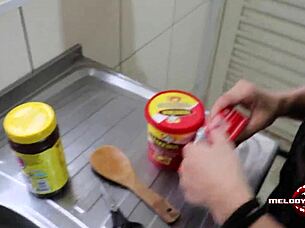 Loira Prepara Brigadeiro Gourmet E Se Lambuza Toda.