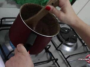 Loira Prepara Brigadeiro Gourmet E Se Lambuza Toda.