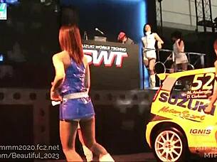 The amateur cooperative features race queens at the 2004 tokyo auto salon. They pose as companions for about 53 minutes.