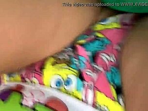 mi primastra me hace chupar verga en pijama de bob esponja y me masturbo al lado 😏