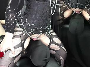 Amateur Pushes Open Cunt Into Face During Face Sitting