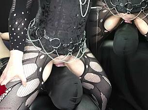 Amateur Pushes Open Cunt Into Face During Face Sitting