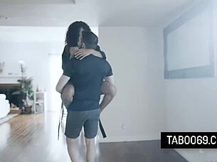 Black wife Scarlit Scandal bangs delivery guy