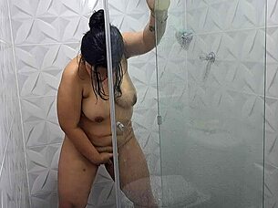 Esta Milf Cachonda Se Acaricia El Coño En La Ducha Tiene Unas Tetas Muy Sexys