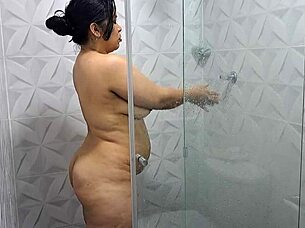 Esta Milf Cachonda Se Acaricia El Coño En La Ducha Tiene Unas Tetas Muy Sexys