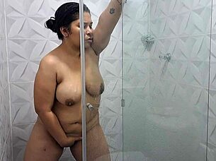 Esta Milf Cachonda Se Acaricia El Coño En La Ducha Tiene Unas Tetas Muy Sexys