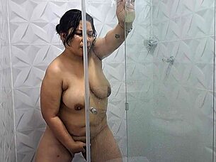 Esta Milf Cachonda Se Acaricia El Coño En La Ducha Tiene Unas Tetas Muy Sexys