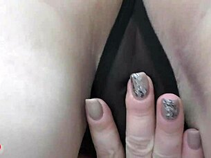 i plays with my pussys close up solos masturbation