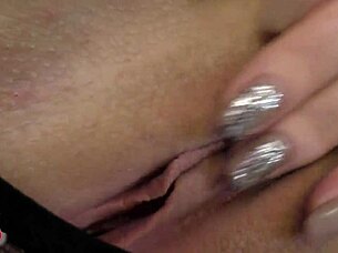 i plays with my pussys close up solos masturbation