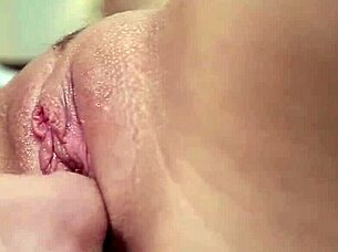 i'm a hot pornstar flashin my tiny 18+ physique, fingerin and masturbatin for big cocks.