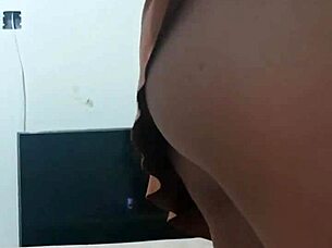 Amazing! The Hot Chick with Perfect Ass is Wearing a Mini Skirt!