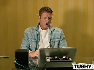 She couldn't resist that big dick in her ass