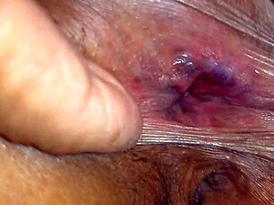 La morena enjoys a casual chat about her daily adventures