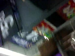 OUTDOOR BABE SHOWS ASS IN JEANS UPSHORTS VIDEO