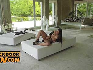 Moona Snake, ass fuck in threesome?