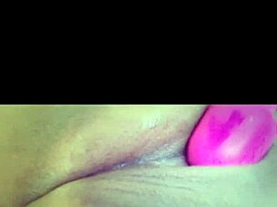 A clean pussy scene in this masturbation video