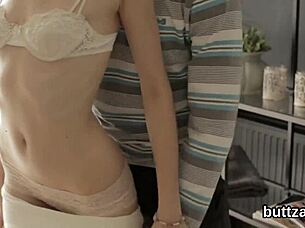 i'm watchin' this tight teen gettin' her anal stretched