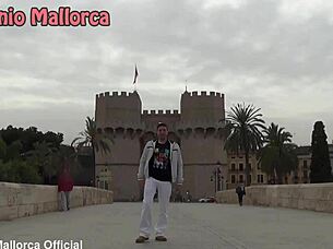 Kissing that hot Spanish brunette with the pink t-shirt trick 😘