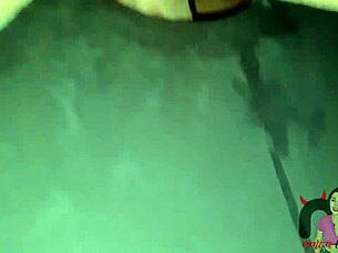 Estava com tanto tes�o que fodi no gloryhole com um desconhecido e acabei ficando cheia de porra na buceta