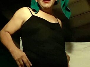 Rossa Travesti Sings Sexy Songs While Stripping