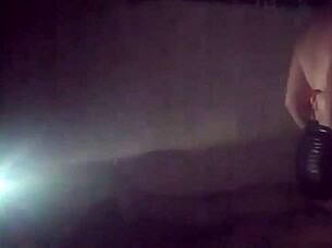 No Luz, Hablo a Mi Vecino por Miedo y Monto en Su Verga para Relajarme Rico