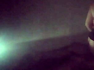 No Luz, Hablo a Mi Vecino por Miedo y Monto en Su Verga para Relajarme Rico