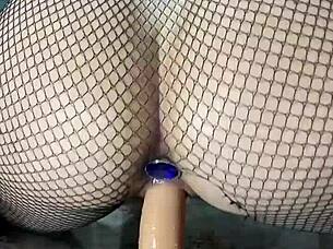 Cacheada safada adora gemer e sentar no seu brinquedo