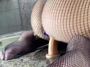 Cacheada safada adora gemer e sentar no seu brinquedo