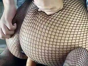 Cacheada safada adora gemer e sentar no seu brinquedo