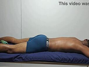 Relajante massage for sexy guy turns me on, seeing him semidesnudo part 2