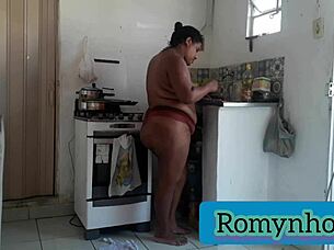Padrasto Sozinho Com A Enteada Em Casa Vai Na Cozinha Onde Ela Faz Comida E Fode Ela Sem Camisinha