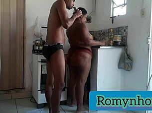 Padrasto Sozinho Com A Enteada Em Casa Vai Na Cozinha Onde Ela Faz Comida E Fode Ela Sem Camisinha