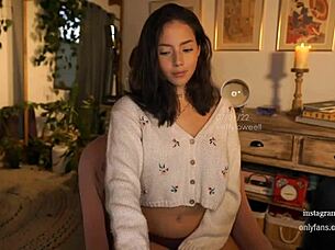 i am a colombian girl on webcam, showing my body and chatting with viewers online