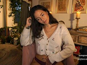 i am a colombian girl on webcam, showing my body and chatting with viewers online