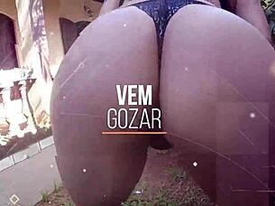 Essas safadas se excitam ao ver a linguiça calabresa e rolou a maior putaria na cozinha.