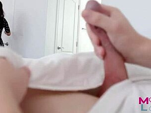 Crystal Rush, chceš se mnou prozradit tajemství nevlastní mámy v posteli?