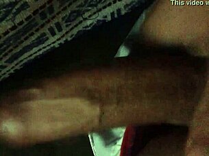 joven caliente se masturba en la cama