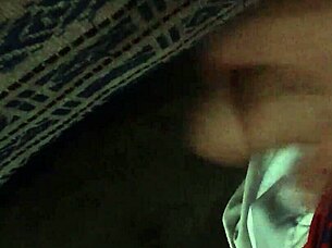 joven caliente se masturba en la cama