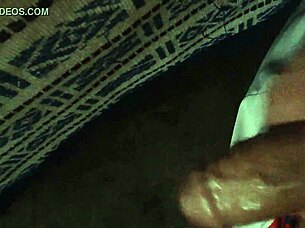 joven caliente se masturba en la cama