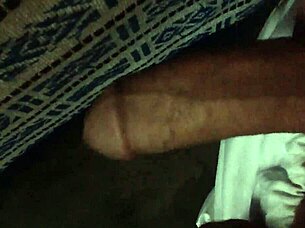 joven caliente se masturba en la cama