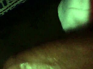 joven caliente se masturba en la cama