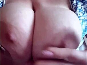 饥渴的继母在家里炫耀多汁翘臀和惊人身材。看她挑逗！