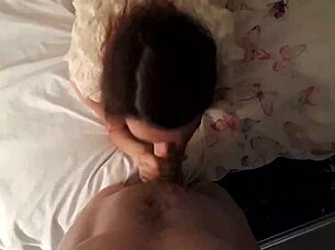 She fingers herself in early morning webcam show